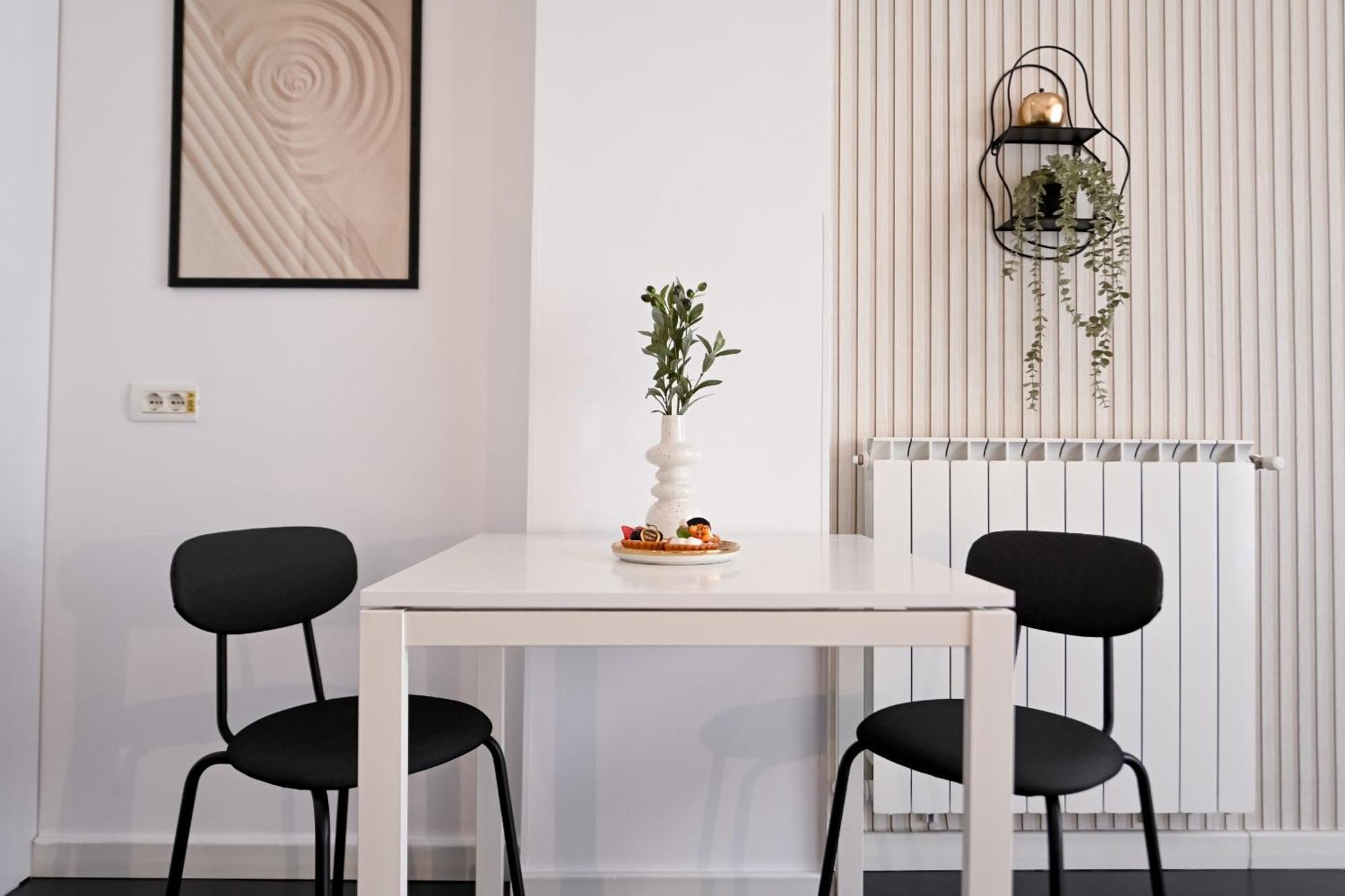 Urban Elegance - Stylish Central Accommodation Bukares Bagian luar foto