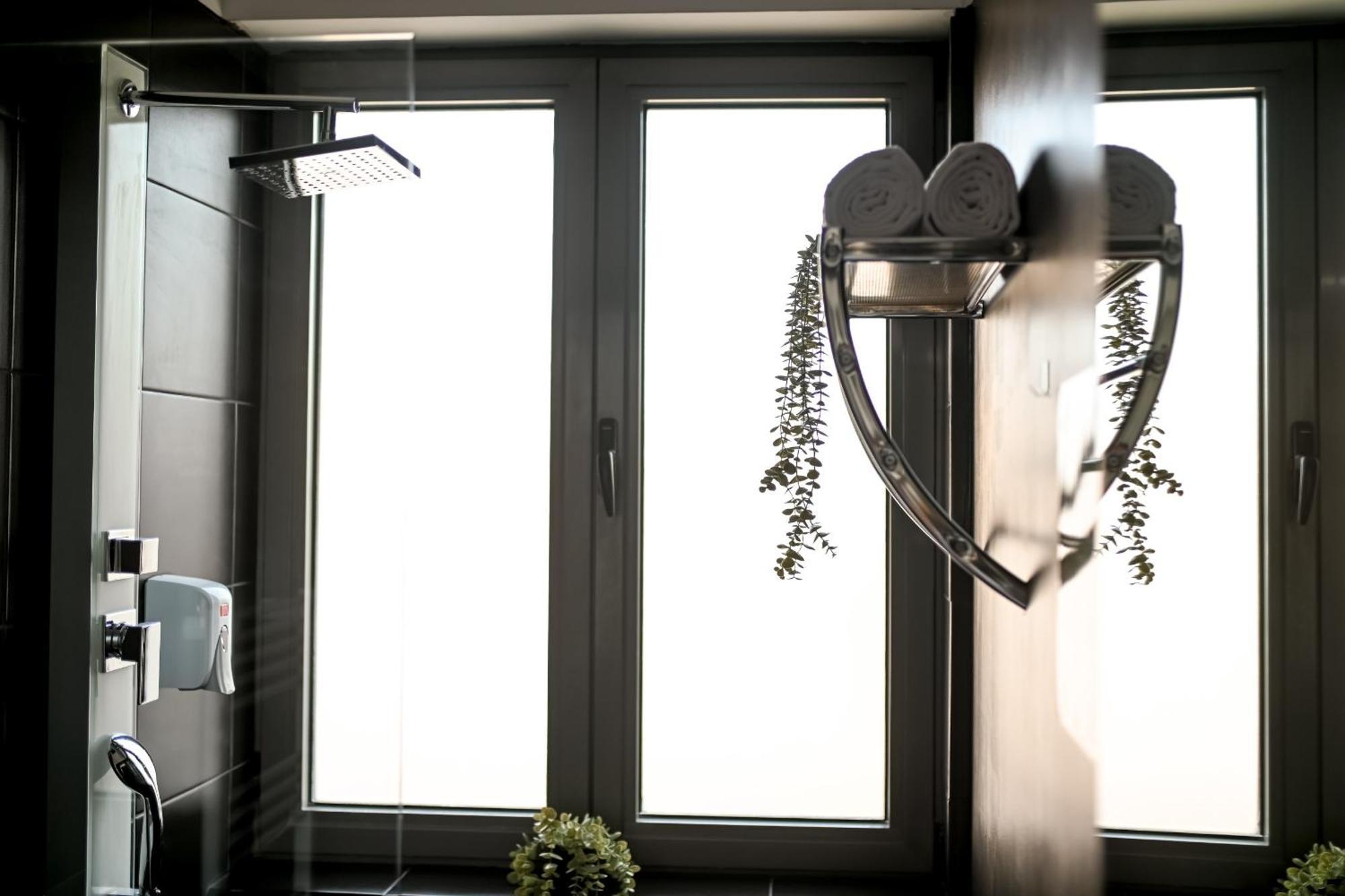 Urban Elegance - Stylish Central Accommodation Bukares Ruang foto